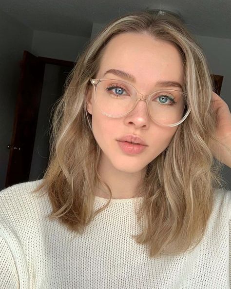 Luce tus lentes y tu maquillaje al mismo tiempo, te comparto mis tips de maquillaje para que le saques provecho a este hermoso accesorio Blonde With Glasses, Glasses For Round Faces, Cute Glasses Frames, Glasses Frames Trendy, Glasses Outfit, Glasses Inspiration, Clear Glasses Frames, Glasses Trends, Womens Glasses Frames