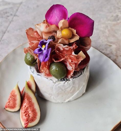 You can now buy brie birthday cakes topped with charcuterie and edible flowers Brie Cake Ideas, Charcuterie Domes, Brie Cake, Brie Wreath, Charcuterie Cake, Steak Sauces, Platter Party, Meat Cake, Greek Pasta Salad Recipe