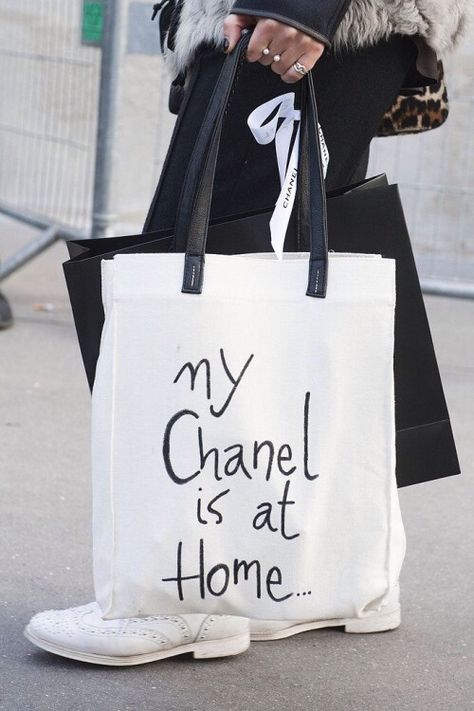 My Chanel is at home. Why would anyone say such a * thing?? Paris Street Style Fall, Sacs Tote Bags, Sac Diy, Street Style Shoes, Mk Bags, White Tote, Autumn Street Style, Eco Bag, Gigi Hadid