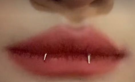 Smiley Fangs Piercing, Smiley Piercing Jewelry, Mouth Piercings, Snakebites, Smiley Piercing, Cool Ear Piercings, Face Piercings, Cool Piercings, Cute Piercings