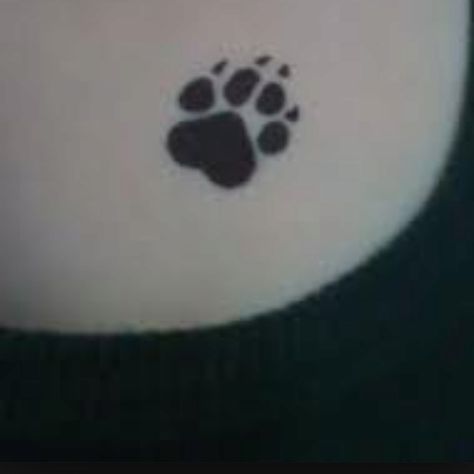 Always wanted to get my puppy's paw tattooed Wolf Paw Print Tattoo, Tattoos Bear, Paws Tattoo, Sorry Mom Tattoo, Paw Tattoos, Lion Paws, Wolf Paw Print, Tattoo 3d, Bear Paw Print