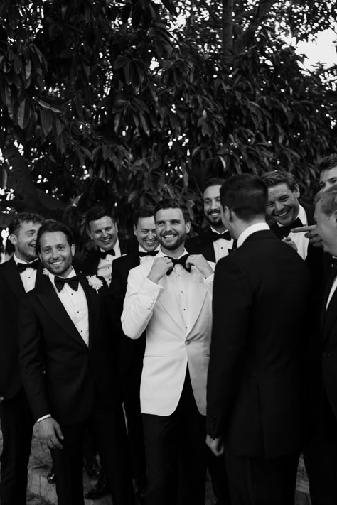 Men Tux Wedding, Black Tie Wedding Groomsmen, Black Tie Groomsmen, Black Tie Groom, Wedding Earthy, Groom In White, Wedding Photos Groomsmen, Groomsmen Photo Ideas, Groomsmen Pictures