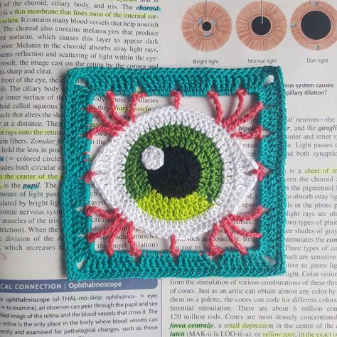 Eye Granny Square, Flat Crochet, Granny Square Tote Bag, Art Au Crochet, Granny Square Häkelanleitung, Granny Square Tote, Crochet Pour Halloween, Motifs Granny Square, Crochet Eyes