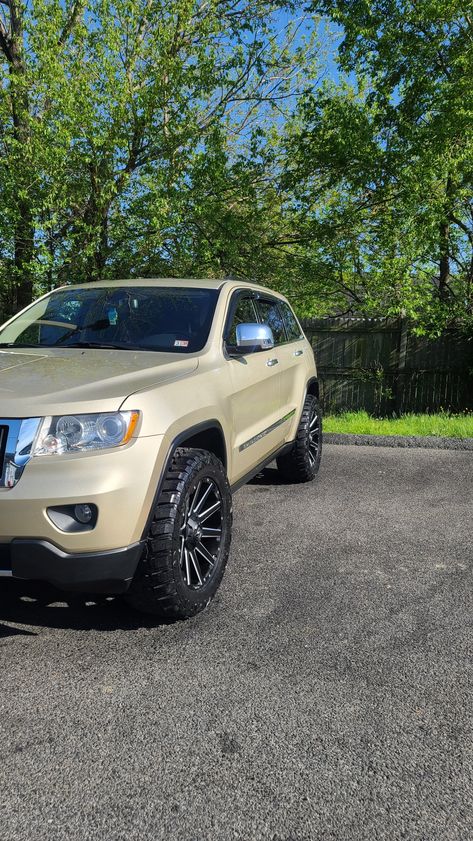 2011 jeep grand cherokee limited 2.5 rough country lift on 22x9 fuel contra wheels and 33x12.50r20 tires Grand Cherokee Lifted, Jeep Grand Cherokee Limited, Jeep Truck, Jeep Life, Jeep Cherokee, Jeep Grand Cherokee, Jeep Grand, Whips, Jeep Wrangler