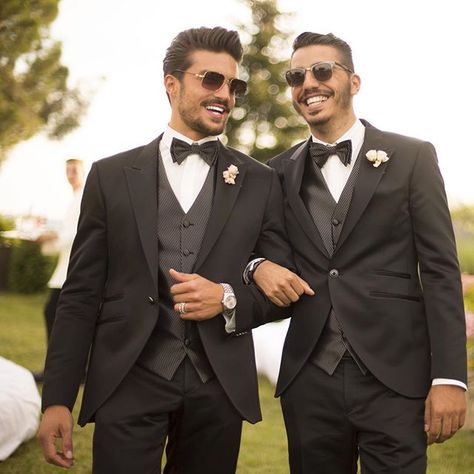 Instagram photo by @marianodivaio via ink361.com Charcoal Groomsmen, Groom Suit Black, Charcoal Suit, Black Tux, Groomsmen Suits, Best Mens Fashion, Dapper Men, Gay Wedding, Groom Suit