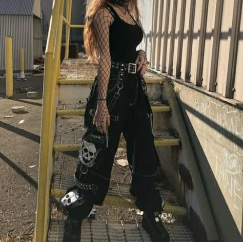 Outfit Ideas Emo Alternative, Y2k Rock Fashion, Greyday Outfit Ideas, Hannah Core Outfits, Style Inspo Grunge, Alternative Outfits Concert, Emo Style 2023, Grunge Outfits For Concerts, Egirl Outfits Pants