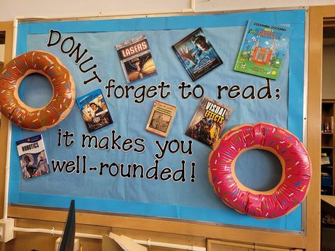 School Library Bulletin Board Ideas, Library Bulletin Board Ideas, Back To School Library, Book Bulletin Board, School Library Bulletin Boards, School Library Decor, Elementary Bulletin Boards, Reading Display, School Library Displays