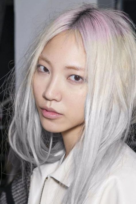 15 Surprisingly Gorgeous Ways To Rock Colorful Roots Grey Balayage, Balayage Straight, Brown Straight Hair, Shadow Face, Blonde Asian, Hair Silver, Halcyon Days, Super Hair, Platinum Blonde Hair