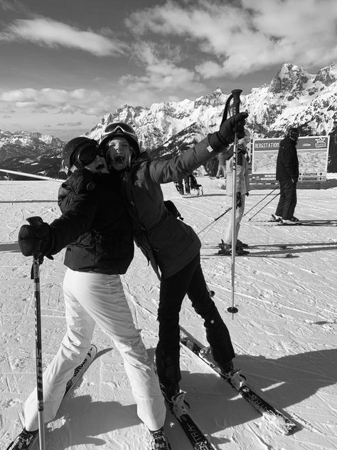 Ski Photos Friends, Cute Ski Poses, Ski Black And White, Ski Inspo Pics, Cute Ski Pictures, Ski With Friends, Skiing Instagram Pictures, Ski Poses, Ski Instagram Pictures