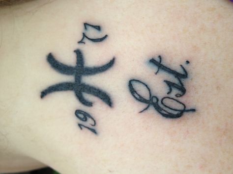 Pisces Tattoo. Dude I want this so bad. Obviously with a different date though Girly Pisces Tattoo, Tattoos Pisces, Impressive Tattoos, Meaningful Word Tattoos, Male Tattoos, Pisces Tattoo Designs, Wörter Tattoos, Bestie Tattoos, Taurus Tattoo