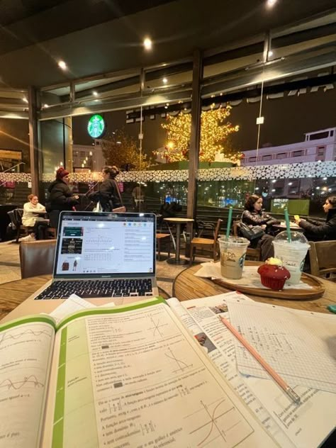 Starbucks Study Date Aesthetic, Starbucks Study Outfit, Aesthetic Cafe Studying, Study In A Cafe Aesthetic, Starbucks Aesthetic Studying, Study Christmas Aesthetic, Christmas School Aesthetic, Christmas Studying Aesthetic, Study Cafe Korea