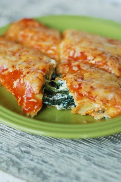 Spinach Enchiladas, Veggie Dinners, Enchilada Recipes, Spinach Recipes, Idee Pasto Sano, Family Favorite Meals, Simple Recipes, Healthy Dishes, It Goes On