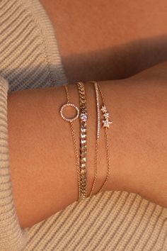 Stack Bracelets Gold, Bunch Of Bracelets On Wrist, Gold Jewels Design Bracelet, Everyday Jewelry Stack, Outfit Accessories Ideas Jewelry, Everyday Bracelet Stack, Gold Bracelets Aesthetic, Cute Bracelet Stacks, Luxury Bracelet Stack