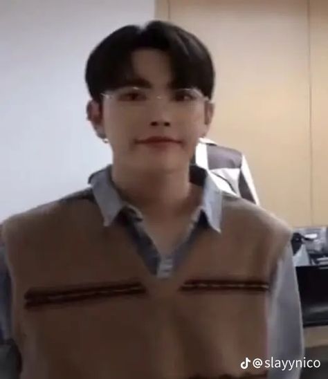 Hongjoong Reaction Pic, Tiny Hongjoong, Ateez Reaction Pics, Hongjoong Tiny, Captain Hongjoong, Yugioh Trap Cards, Eyes Meme, Hey Brother, Ateez Memes