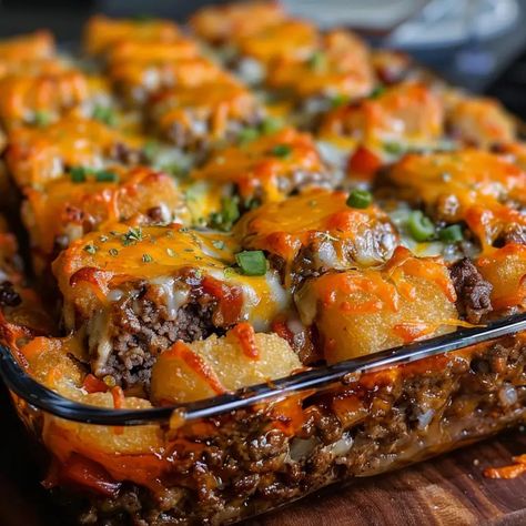 Tater Tot Meatloaf, Tater Tot Bake, Cheesy Meatloaf, Cheesy Tater Tots, Meatloaf Casserole, Beef Soup Recipes, Classic Meatloaf, Ground Beef Recipes Healthy, 2024 Recipes