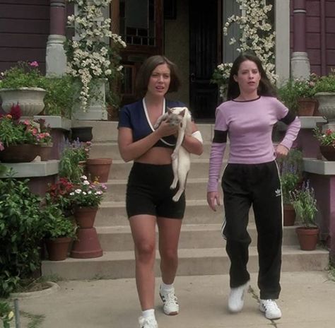 Charmed Show Outfits, Outfits From Charmed, Charmed Pheobe Outfit, Phoebe From Charmed Outfits, Charmed Tv Show Fashion, Charmed Aesthetic Outfits, Charmed Outfits 90s Season 1, Charmed Outfits 90s Phoebe, Piper Charmed Outfit