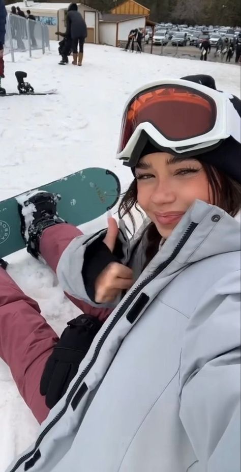 Snowboard Girl Aesthetic, Girl Snowboarding, Snowboarding Pics, Snowboard Aesthetic, Snowboarding Pictures, Snowboarding Aesthetic, Ski Pics, Snow Pics, Skiing Aesthetic