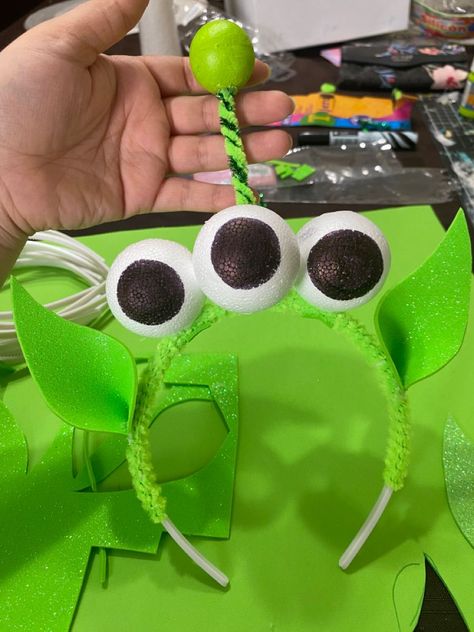 Alien Day At School, Halloween Costumes Alien From Toy Story, Toy Story Diy Halloween Costumes, Tou Story Aliens Costume, Alien Toy Story Headband, Alien Cute Costume, How To Make Alien Headband, Alien Costume Kids Diy, 3 Aliens From Toy Story Costume