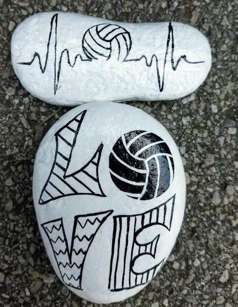 Volleyball painted rocks Volleyball Painted Rocks, Volleyball Rock Painting Ideas, Football Painted Rocks Ideas, Soccer Rock Painting Ideas, Volleyball Crafts, Decorated Rocks, Funny Rock, Diy Rock Art, Pebble Pictures