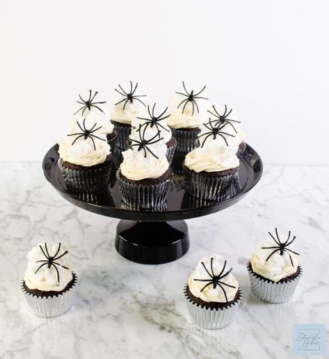 Spider Web Cupcakes, Amazing Cake Ideas, Spiderweb Cake, Halloween Sweet 16, Halloween Shower Ideas, Spiderweb Cupcakes, Spider Web Cake, Spider Party, Halloween Cupcakes Decoration