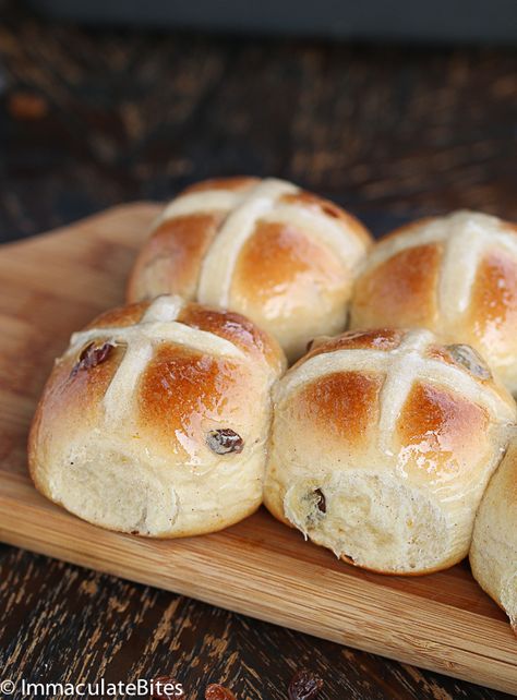 Hot Cross Buns Recipe Christos Anesti, Buns Recipe Easy, Angel Biscuits, Cross Buns Recipe, Sauce Au Poivre, Hp Sauce, Hot Cross Buns Recipe, Buns Recipe, Easter Baking