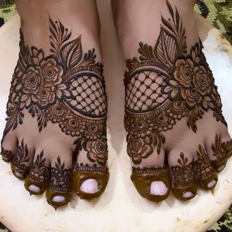 #FootMehndi #HennaArt #MehndiDesigns #MehndiLove #BridalMehndi #HennaDesign #TraditionalMehndi #MehndiArt #FootHenna #MehndiForFeet #IndianBride #HennaTattoos #WeddingHenna #MehndiInspiration Leg Mahanadi Design, Foot Mehndi Designs Unique, Leg Mehendi Design Unique, Simple Leg Mehendi Design, Foot Mehndi Designs Simple, Beautiful Mahendi, Feet Mehandi, Foot Mehndi Designs, Feet Mehndi Designs