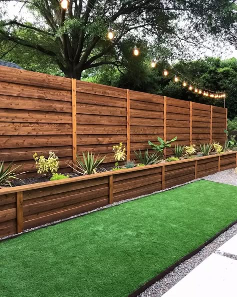 Pretty Privacy Fence Ideas, Privacy Fence Designs, Courtyard Gardens Design, Backyard Renovations, Beautiful Outdoor Spaces, Fence Landscaping, Backyard Inspo, Fence Ideas, Outdoor Decor Backyard