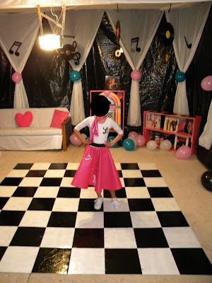 Great set up for a back drop. I would add waaaaay more balloons and have a chandelier of hanging 45's lol 1950s Party Ideas, Grease Themed Parties, Grease Theme, Fifties Party, 50s Sock Hop, Grease Party, 50s Theme Parties, Sock Hop Party, Diner Party