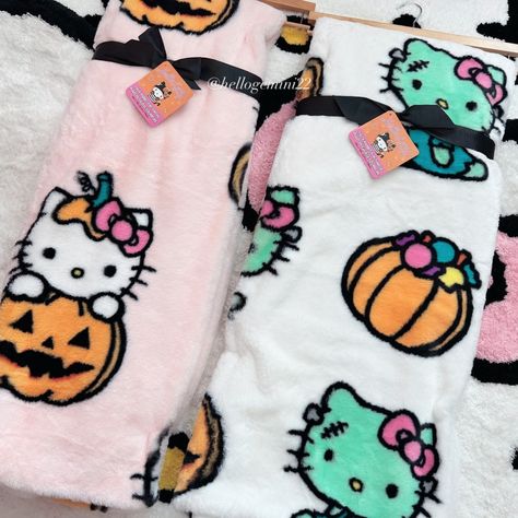 🎀 Hello Kitty halloween faux fur throw blankets for $29.99 from @tjmaxx and @marshalls 🩷 @hellokitty @sanrio • • • • • ♡ Follow @hellogemini22 for more cuteness! #tjmaxx #tjmaxxfinds #hellokitty #hellokittylover #hellokittylovers #hellokittyaesthetic #hellokittyhalloween #halloween #halloweenvibes #halloweendecor #halloweentime #spookyseason #spookyszn #hellokittyfrankenstein #hellokittyobsession #hellokittyfans #hellokittycollection #hellokittycollector #hellokittyfan #hellokittystuff #he... Hello Kitty Halloween Blanket, Halloween Basket, Hello Kitty Blanket, Holiday Baskets, Hoodie Diy, Hello Kitty Jewelry, Kitty Clothes, Hello Kitty Clothes, Hello Kitty Themes