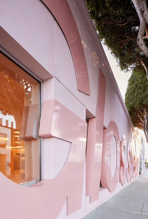 Glossier’s Los Angeles store takes cues from Hollywood studios Glossier La Store, Glossier Branding, Glossier Store, Cali Summer, Popup Store, Digital Advertising Design, Retail Space Design, Beauty Planet, Billboard Advertising