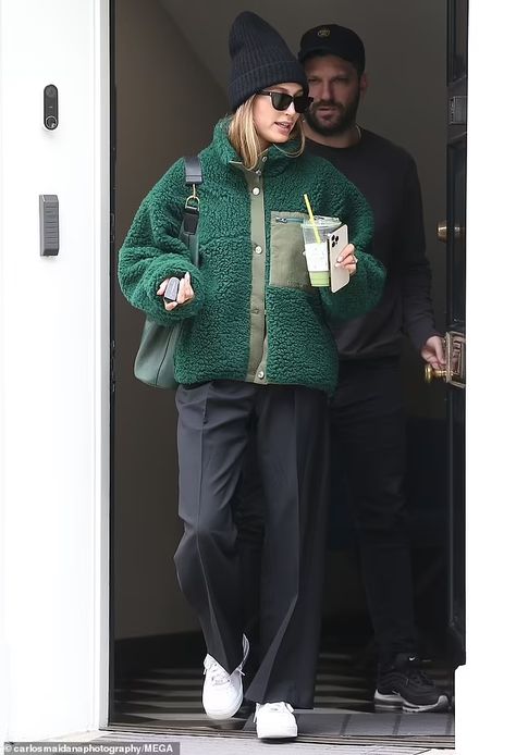 Hailey Bieber looks ready for a camping trip in a fuzzy green jacket and knit cap | Daily Mail Online Hailey Bieber Looks, Fleece Jacket Outfit, Estilo Hailey Baldwin, Hailey Baldwin Style, Look Boho Chic, Populaire Outfits, Cooler Look, Sarah Jessica Parker, Modieuze Outfits