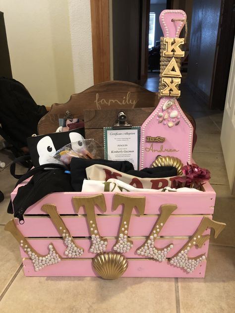 Kappa Delta Chi Paddle, Pink Big Little Basket, Sorority Crate Ideas, Kdchi Sorority, Little Baskets Sorority Ideas, Big Little Baskets, Sorority Pin Box, Sorority Baskets, Big Lil Gifts