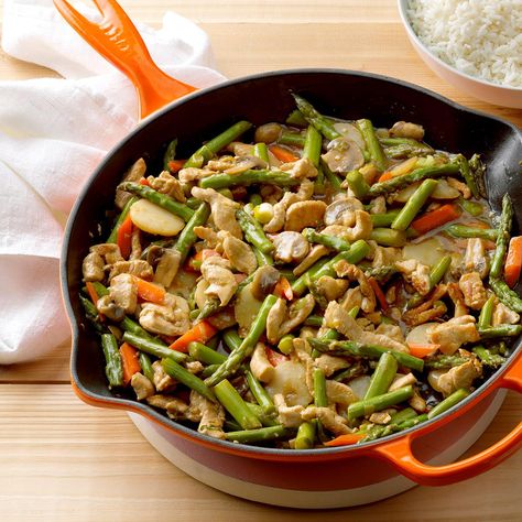 Turkey Asparagus Stir-Fry Recipe -Twenty minutes is all you'll need to make this quick stir fry. Lean turkey, asparagus and mushrooms make it super nutritious, too. —Darlene Kennedy, Galion, Ohio Turkey Stir Fry Recipes, Asparagus Stir Fry Recipes, Turkey Stir Fry, Asparagus Stir Fry, Brown Rice Pasta, Asparagus And Mushrooms, Quick Stir Fry, Chinese Vegetables, Low Calorie Dinners