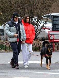 Sebastian Bear Mcclard, Emily Ratajkowski Versace, Emrata Street Style, Emrata Outfits, Emily Ratajkowski Style, Red Puffer Jacket, Long Down Coat, Star Clothing, Red Puffer