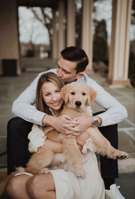 New Puppy Family Photoshoot, Family Photo With Puppy, Puppy Pictures With Owners, Golden Retriever Puppy Photoshoot, Prewedding With Dog, Puppy Family Photoshoot, Golden Retriever Family Photo, Family And Dog Photoshoot, Golden Retriever Photoshoot