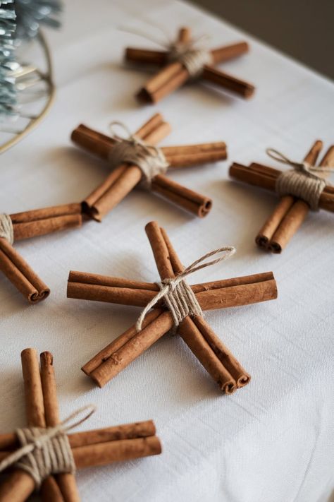 How to Make Rustic Cinnamon Stick Star Ornaments Crochet Christmas Tree With Cinnamon Stick, Cinnamon Stick Fabric Tree Ornament, Cinnamon Stick Reindeer Ornament, Cinnamon Stick Ornaments Diy, Clothes Pin Ornaments Diy, Homemade Natural Christmas Decorations, Cinnamon Stick Crafts, Cinnamon Christmas Ornaments, Easy Homemade Christmas Ornaments