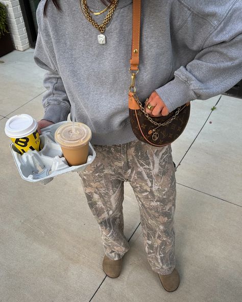 early mornin’ coffee run !!! Morning Coffee Outfit, Work Attire Summer, Coffee Run Outfit, Run Outfit, Coffee Outfit, Coffee Run, Beach Fits, Daily Fashion Inspiration, Winter Inspo