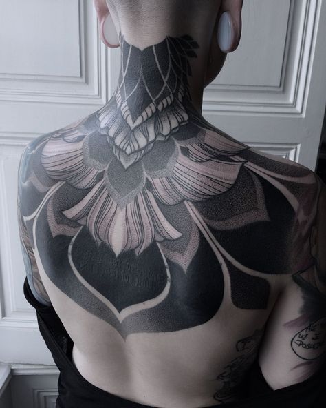 Tattoo Espalda Mujer, Negative Tattoo, Backpiece Tattoo, Solid Black Tattoo, Blackout Tattoo, Full Back Tattoos, Muster Tattoos, Pieces Tattoo, Body Tattoo