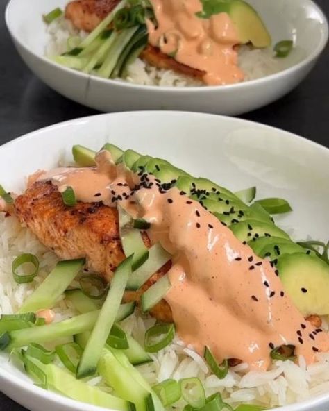 Healthy Eating on Instagram: "Salmon Bowl with Avocado and Sauce 🥑🍣 
(via: @ikosun_kitchen)

It was a wonderful taste, I just loved it.
Those who love this kind of flavors should definitely try it 😊

Materials:
4 salmon fillets

For the marinade:
2 tablespoons of olive oil
Juice and zest of 1 half lemon
1 teaspoon dark soy sauce
1/2 teaspoon black pepper
1/2 teaspoon chili pepper
1/2 teaspoon red pepper powder
1/2 teaspoon garlic powder or 2 pressed
Salt

To garnish: avocado, cucumber, spring onion and black cumin 

For the sauce:
2 tablespoons mayonnaise
1 tablespoon Sriracha sauce
some lemon juice
salt and pepper

Directions:
Wash the salmon and dry it.
Mix all the ingredients for the marinade and spread evenly over the salmon.
Bake the salmon in a preheated oven at 200°C top/bottom t Salmon Bake, Dark Soy Sauce, Avocado Cucumber, Black Cumin, Salmon Bowl, Makanan Diet, Healthy Food Dishes, Sriracha Sauce, Pepper Powder