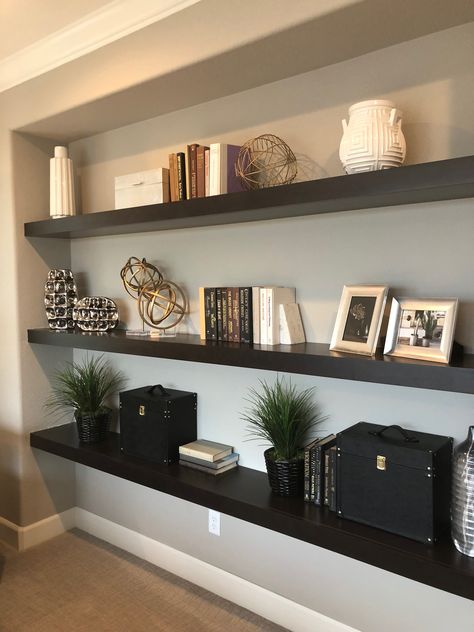 Black Floating Shelves Living Room, Black Home Interior, Modern Fireplace Ideas Living Rooms, Floating Shelves Living Room, Modern Room Divider, Shelf Decor Living Room, Luxury Living Room Decor, Black And White Living Room, Living Room Themes