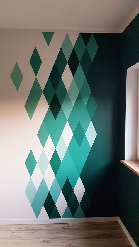 3 Color Wall Paint Ideas Bedroom, Green Wall Design Paint, Green Colour Interior Design, Green Paint Wall Design, Black White Green Painting, Geometric Green Wall, Dark Wall Painting Ideas, Geometric Wall Ideas, Green Room Paint Ideas