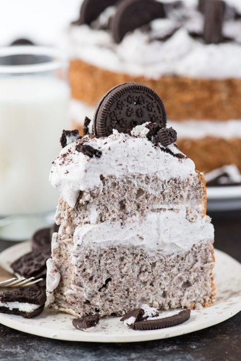 Oreo Angel Food Cake Angel Food Cake Toppings, Oreo Whipped Cream, Homemade Angel Food Cake, Gluten Free Angel Food Cake, Angel Food Cake Desserts, Angel Food Cake Pan, Oreo Flavors, Beach Cakes, Make Cookies