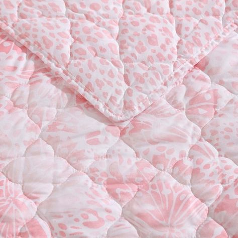 Betsey Johnson Butterfly Ombre Pink Reversible Quilt Set - On Sale - Bed Bath & Beyond - 38461358 Preppy Bedding, Butterfly Bedding Set, Winter Travel Essentials, Butterfly Bedding, Ombre Pink, Quilted Sham, Twin Quilt, King Quilt, Reversible Quilt