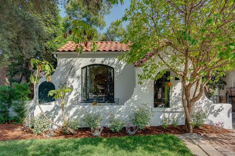 Flawless Spanish-style bungalow for sale for $989K in Silver Lake - Curbed LA Spanish Cottage, Spanish Revival Home, House Architecture Styles, Spanish Bungalow, California Bungalow, Bungalow Exterior, Bungalow Homes, Mediterranean Home Decor, Spanish Architecture