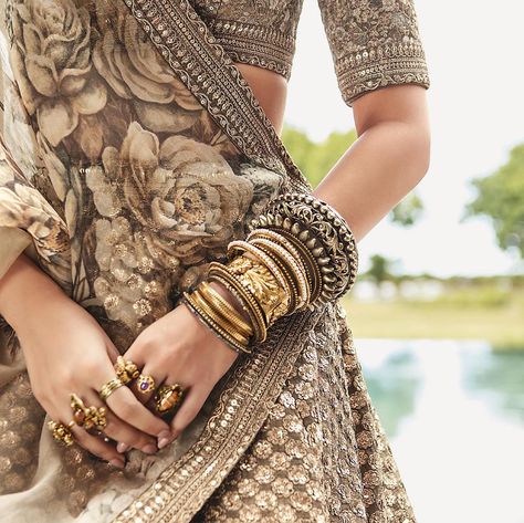 Wedding Resort, Sabyasachi Lehenga, Sabyasachi Jewellery, Bangles Jewelry Designs, Bridal Bangles, Desi Wedding, Bridal Jewellery Indian, Shalwar Kameez, Desi Fashion