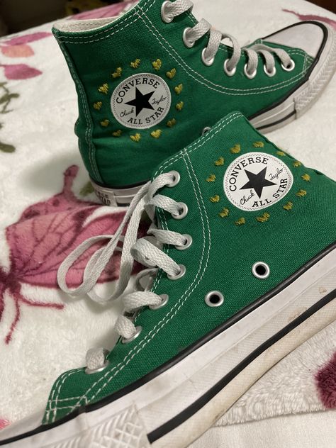 green converse, embroidered, embroidery, diy, free hand, crochet, needle point, converse Sewing On Converse, Sewing Converse, Converse Embroidery Ideas Easy, Heart Embroidered Converse, Simple Converse Embroidery, Broderie Aesthetic, Stitched Converse, Embroidery Converse Diy, Emboridary Converse