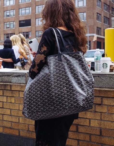 The Ultimate Bag Guide: The Goyard St. Louis Tote and Goyard Anjou Tote - PurseBlog Goyard St Louis Pm Outfit, Goyard Bag Outfit, Goyard Aesthetic, Goyard Tote Outfit, Goyard St Louis Pm, Goyard Anjou, Goyard St Louis Tote, Bag Street Style, Goyard Saint Louis Pm