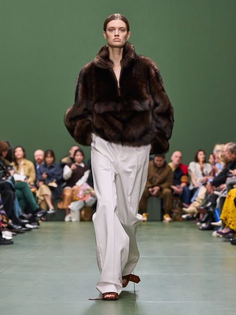 LOEWE Women's 2024 Fall / Winter Runway Collection Loewe Runway, Fur Coat Outfits, Big Sun Hat, Winter Runway, French Girl Style, Big Collar, Fall Winter 2024, Coat Outfits, Runway Collection