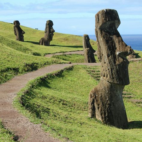 Easter Island Chile, Moai Statues, European Explorers, Greatest Mysteries, Easter Island, World Cities, City Landscape, Tourist Destinations, World Heritage Sites