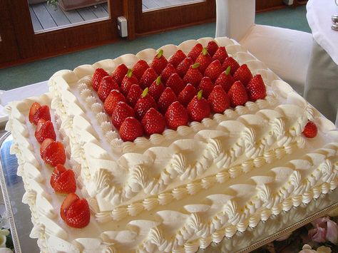 wedding cake by yajico, via Flickr Square Strawberry Cake, Strawberry Cake Decorations, Strawberry Wedding Cakes, Summer Wedding Cakes, Quinceanera Cakes, Square Wedding Cakes, Wedding Cake Pictures, Wedding Cake Flavors, Chocolate Wedding Cake